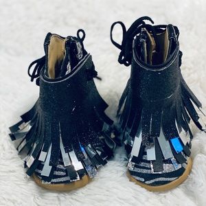 Infant boots with removable fringe